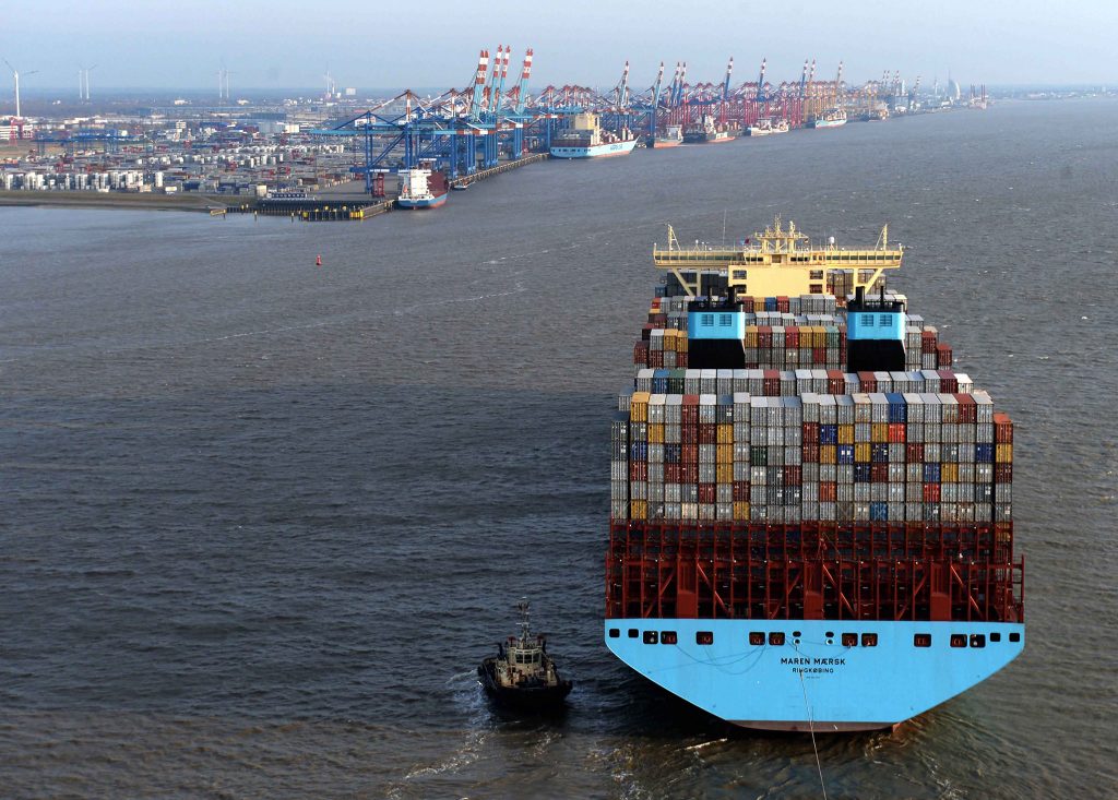 Die Maren Maersk läuft in Bremerhaven ein. Maßnahmen wie die geplante Weservertiefung werden laut Professor Ordemann nicht ausreichen, um einzelnen deutschen Seehäfen langfristige Perspektiven im Wettbewerb um die jeweils alleinige Abfertigung größerer Schiffe zu geben. Foto: © bremenports / BLG 