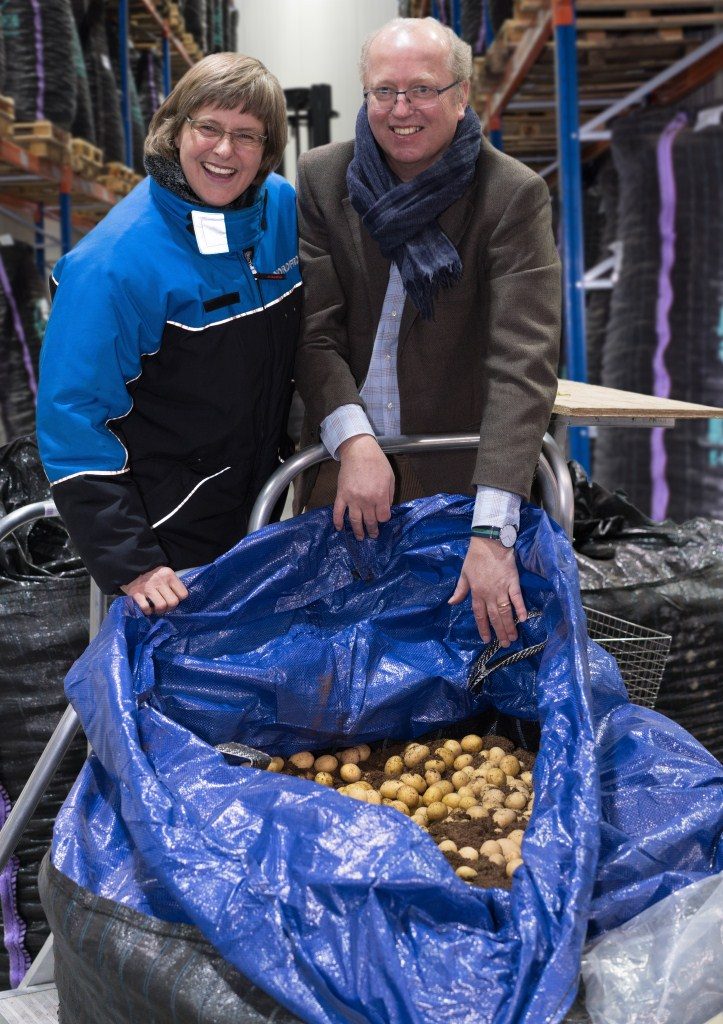 Britta Heine (Nordfrost) und Peter Dankers (Dankers Daltex) begutachten die Kartoffeln aus Ägypten.