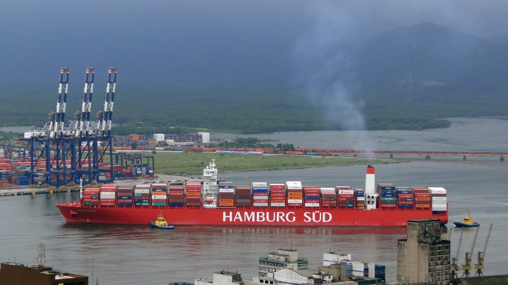 Ein Containerschiff der von Maersk übernommenen Reederei Hamburg Süd im Hafen von Santos.