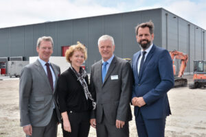 Der Online-Händler AE Trade Online hat am 29. Juni 2018 eine 1800 Quadratmeter große, mit modernster Lagertechnik ausgestattete Halle im Güterverkehrszentrum JadeWeserPort eingeweiht.