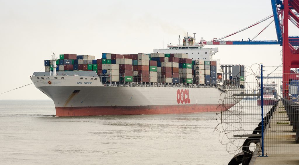 Die OOCL Europe hat am 20. April 2017 knapp 400 Leercontainer im JadeWeserPort angeliefert. Mit dieser Erstausstattung an Equipment will OOCL die konzeptionelle Einbindung von Wilhelmshaven in das Ocean Alliance-Netzwerk sicherstellen. Foto: © geniusstrand.de