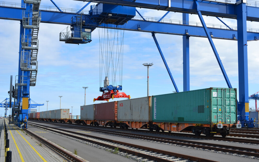 Neue Bahnverbindungen am JadeWeserPort