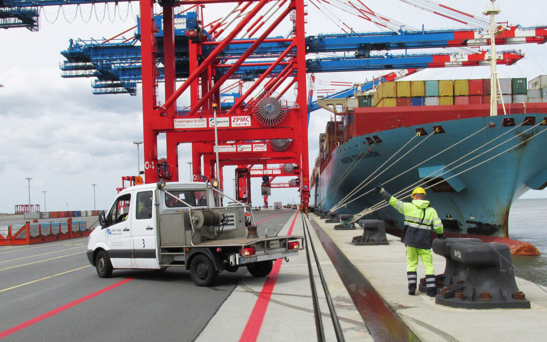 Jade-Dienst macht am JadeWeserPort fest