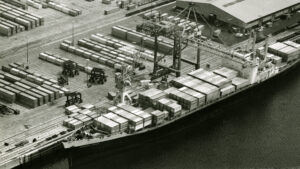 Containerumschlag in Hamburg-Abfertigung des ersten Vollcontainerschiffs in Hamburg, American Lancer, am 31. Mai 1968 am Burchardkai