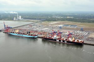 Der Reedereien-Verbund 2M hat den neuen Fahrplan nachgebessert. Für die Schiffe von Maersk Line und MSC ist der JadeWeserPort auf der Containerlinie AE-5 künftig der letzte europäische Hafen vor dem Transfer nach Asien.