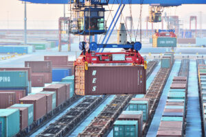 Das Forschungsprojekt Synchrolog entwickelt ein IT-gestütztes Dienstleistungssystem für den intermodalen Transport am Beispiel des Lkw-Verkehrs, der Container, Trucks und Güter mit Übermaßen befördert.