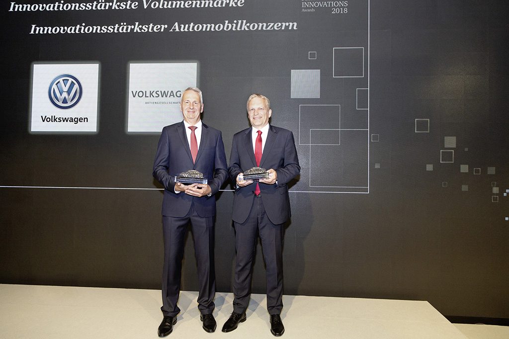 AutomotiveINNOVATIONS Awards 2018: Ernst Hofmann (Leiter Entwicklung Konzepte, li.) und Dr. Wolfgang Demmelbauer-Ebner (Leiter Ottomotoren Entwicklung) nahmen die Auszeichnungen für Volkswagen entgegen.