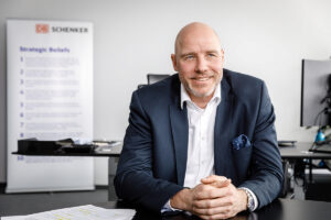 Im TIEFGANG-Interview spricht Claus Freydag, Head of Ocean Freight bei DB Schenker, über die wachsenden Herausforderungen in der Seefracht, neuen Wettbewerb im Hinterlandverkehr sowie über die Vorteile des JadeWeserPorts.