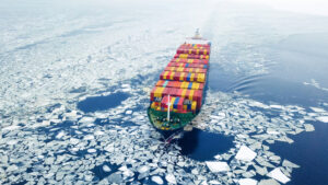 Bei steigender Meerestemperatur und eisfreier Passage können arktische Gewässer auch für die internationale Handelsschifffahrt interessant werden.