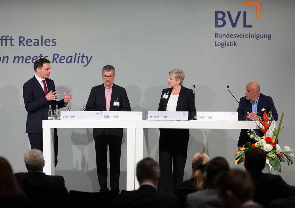 Fachsequenz „Baustelle Infrastruktur“ auf dem 35. Deutschen Logistik-Kongress der BVL: Lars Friis Cornett (v. l.) diskutierte mit Christian Kühnold von Smart City Loop, Heike van Hoorn vom Deutschen Verkehrsforum) und Harald Summa (DE-CIX Group). An der Gesprächsrunde nahm auch Alexander Doll teil, Vorstand Güterverkehr und Logistik der Deutschen Bahn.