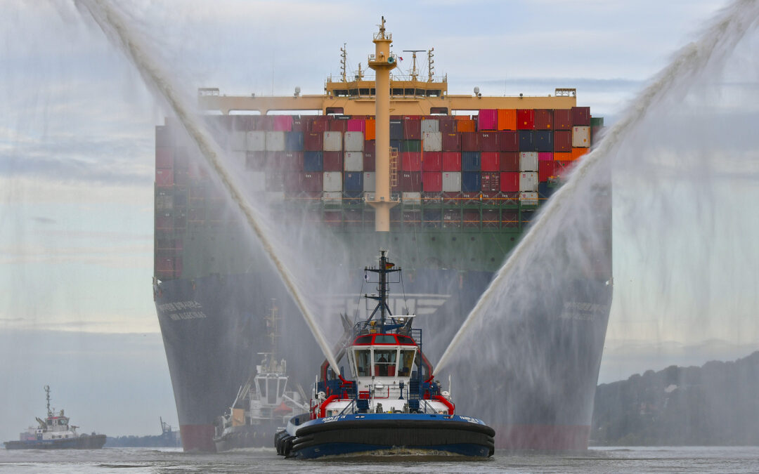 Größtes Containerschiff der Welt zu Besuch in Hamburg