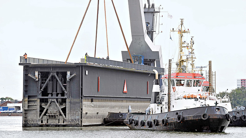 Bremerhavener Kaiserhafen: Schleusentor wird modernisiert