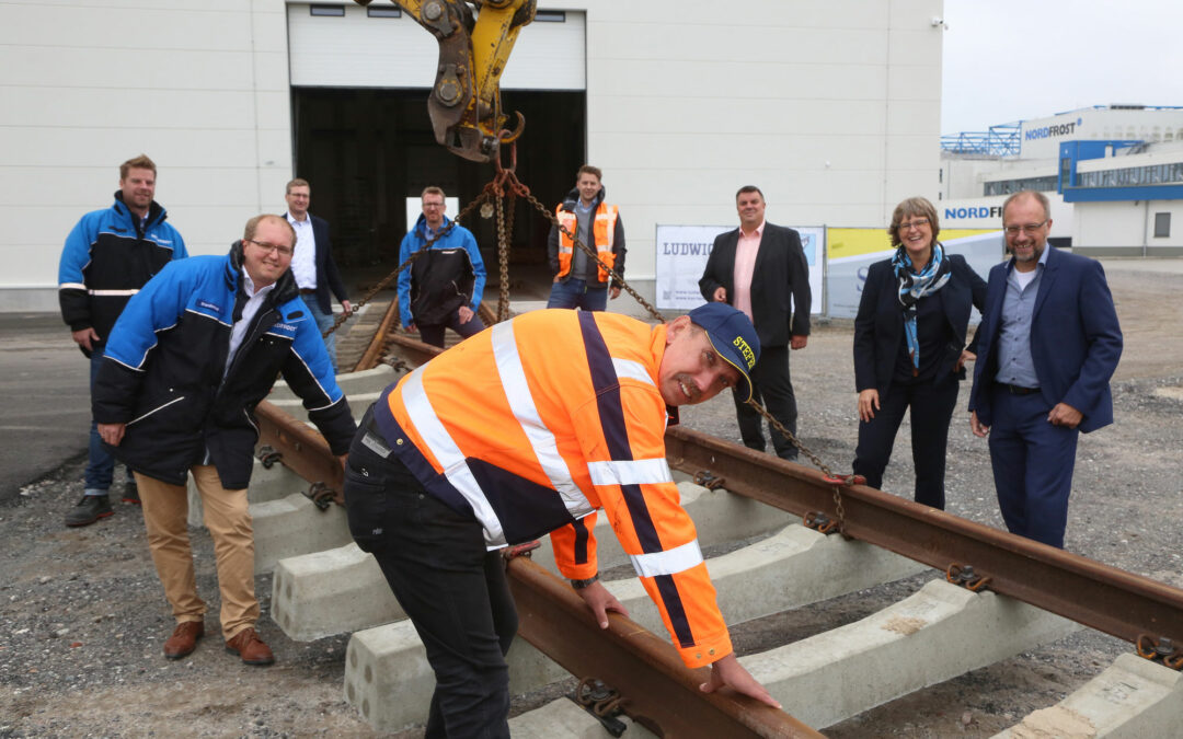 Nordfrost-Schwerguthalle im JadeWeserPort eingeweiht. Bahnanschluss folgt.