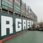 Im März 2021 blockierte die „Ever Given“ der Reederei Evergreen den Suezkanal für mehrere Tage. Die Folgen waren ein Rückstau von knapp 400 Schiffen und viele unterbrochene Lieferketten.