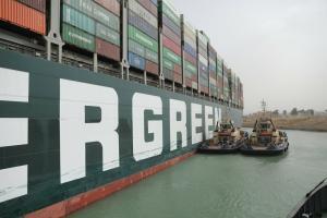 Im März 2021 blockierte die „Ever Given“ der Reederei Evergreen den Suezkanal für mehrere Tage. Die Folgen waren ein Rückstau von knapp 400 Schiffen und viele unterbrochene Lieferketten.