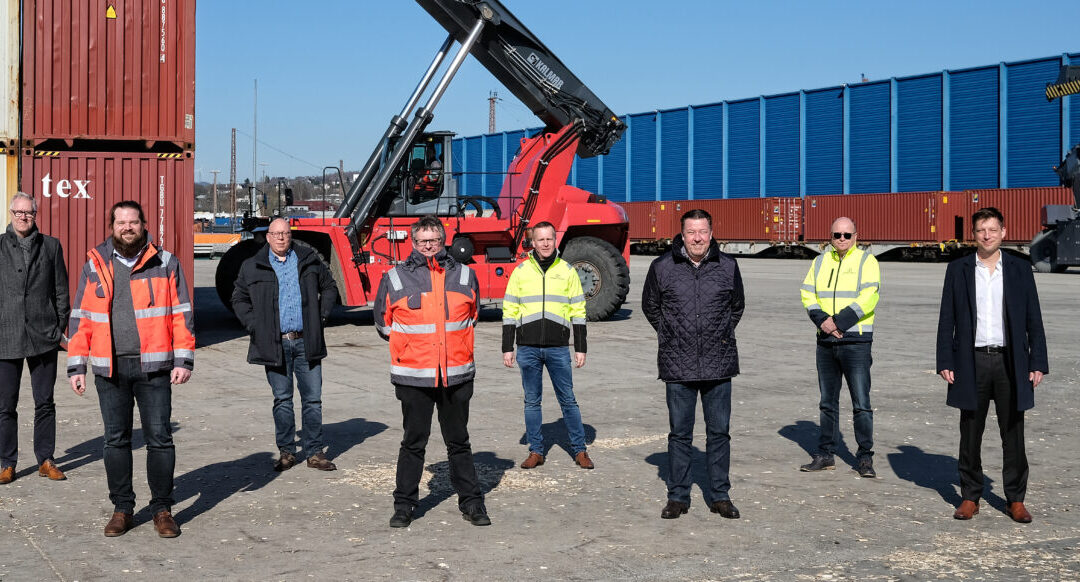 TFG Transfracht bringt Holz aus Siegen-Wittgenstein zum JadeWeserPort