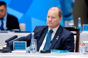 Marc-Oliver Hauswald, Geschäftsführer der JadeWeserPort-Vermarktungsgesellschaft, kam die Ehre zuteil, den JadeWeserPort Wilhelmshaven als leistungsstarke Logistikdrehscheibe und als DAS Tor zu Europa vor dem sogenannten „High-Level-Roundtable“ zu präsentieren.