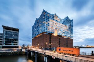 Hapag-Lloyd hat Zahlen für das erste Halbjahr 2025 vorgelegt. Demnach erzielt die Hamburger Reederei in den ersten 6 Monaten des Jahres ein Ergebnis vor Zinsen, Steuern und Abschreibungen (EBITDA) von 1,76 Milliarden Euro – nach 1,82 Milliarden Euro im Vorjahreszeitraum.