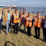 Emden, Niedersachsen, DEU, 11.08.2025, Erster Rammschlag für den Bau des Großschiffsliegeplatz im Hafen Emden. Von links: Holger Banik (Geschäftsführer Niedersachsen Ports GmbH & Co. KG), Christian Meyer (Niedersächsischer Minister für Umwelt, Energie und Klimaschutz), Olaf Lies (Niedersaechsischer Ministerpräsident), Tim Kruithoff (Oberbürgermeister der Stadt Emden), Johann Saathoff (MdB), Volker Weiß (Geschäftsführer Niedersachsen Ports GmbH & Co. KG) und Aiko Hollander (Leiter der NPorts-Niederlassung Emden). Foto: Andreas Burmann / NPorts
