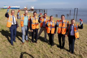 Emden, Niedersachsen, DEU, 11.08.2025, Erster Rammschlag für den Bau des Großschiffsliegeplatz im Hafen Emden. Von links: Holger Banik (Geschäftsführer Niedersachsen Ports GmbH & Co. KG), Christian Meyer (Niedersächsischer Minister für Umwelt, Energie und Klimaschutz), Olaf Lies (Niedersaechsischer Ministerpräsident), Tim Kruithoff (Oberbürgermeister der Stadt Emden), Johann Saathoff (MdB), Volker Weiß (Geschäftsführer Niedersachsen Ports GmbH & Co. KG) und Aiko Hollander (Leiter der NPorts-Niederlassung Emden). Foto: Andreas Burmann / NPorts