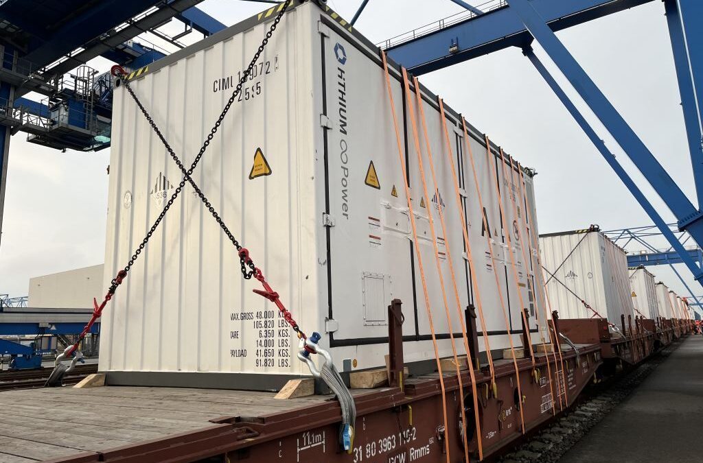 Erstmals schwere Speichersysteme am JadeWeserPort auf die Schiene verladen