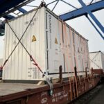 Erstmals schwere Speichersysteme am JadeWeserPort auf die Schiene verladen