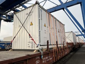 Erstmals schwere Speichersysteme am JadeWeserPort auf die Schiene verladen