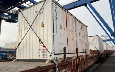 Erstmals schwere Speichersysteme am JadeWeserPort auf die Schiene verladen