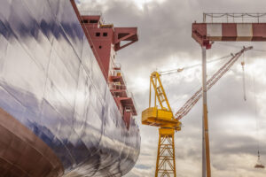 Laut Analyse der Alternative Fuels Insight (AFI)-Plattform von DNV, der weltweit führenden Klassifikationsgesellschaft, bestellten Reedereien letztes Jahr lediglich 2.403 Schiffe. Im Jahr zuvor waren es noch 4.405 Bestellungen.