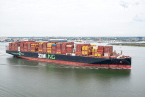 Hapag-Lloyd kauft Zim und nimmt ägyptisches Terminal in Betrieb