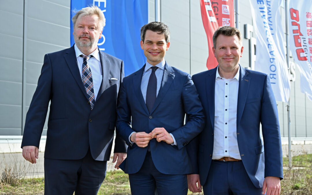 Dr. Christoph Ploß informiert sich vor Ort über den JadeWeserPort