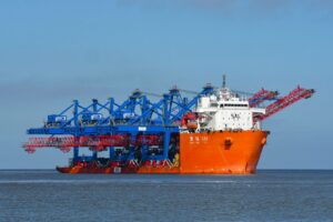 Drei zusätzliche Containerbrücken für den CTA werden per Schiff angeliefert.