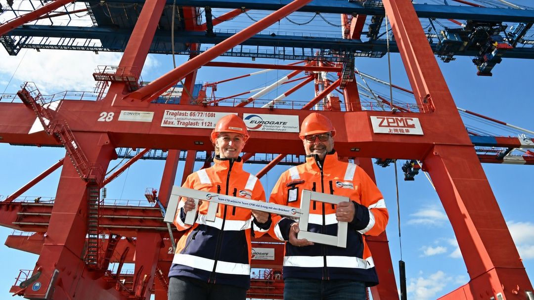 Zwei neue Containerbrücken am JadeWeserPort in Betrieb