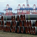 Im Güterverkehrszentrum (GVZ) des JadeWeserPort werden derzeit zahlreiche Rohre für zwei Leitungsprojekte von Open Grid Europe (OGE) zwischengelagert. Die Rohre sollen künftig Teil des deutschen Wasserstoffnetzes werden.