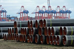 Im Güterverkehrszentrum (GVZ) des JadeWeserPort werden derzeit zahlreiche Rohre für zwei Leitungsprojekte von Open Grid Europe (OGE) zwischengelagert. Die Rohre sollen künftig Teil des deutschen Wasserstoffnetzes werden.