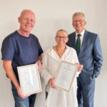 Am 1. September feierten Susanne Thomas und Folkmar Trauernicht ihr 25-jähriges Firmenjubiläum. Geschäftsführer Holger Banik gratulierte beiden herzlich und dankte ihnen dafür, dass sie „den JadeWeserPort schon in seinen Kinderschuhen begleitet, ihn mitentwickelt und über all die Jahre groß gemacht haben.“