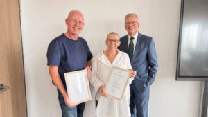 Am 1. September feierten Susanne Thomas und Folkmar Trauernicht ihr 25-jähriges Firmenjubiläum. Geschäftsführer Holger Banik gratulierte beiden herzlich und dankte ihnen dafür, dass sie „den JadeWeserPort schon in seinen Kinderschuhen begleitet, ihn mitentwickelt und über all die Jahre groß gemacht haben.“
