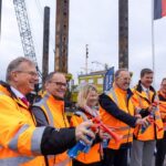 Verfolgten gespannt den ersten Rammschlag (v.l.n.r.): Holger Banik (Geschäftsführer der Niedersachsen Ports GmbH & Co. KG); Grant Hendrik Tonne (Niedersächsischen Minister für Wirtschaft, Verkehr; Alexandra Brandt, (stv. Niederlassungsleiterin Cuxhaven und Stade der Niedersachsen Ports); Uwe Santjer (Oberbürgermeister der Stadt Cuxhaven); Volker Weiß (Geschäftsführer der Niedersachsen Ports); Knut Kokkelink (Niederlassungsleiter Cuxhaven und Stade der Niedersachsen Ports)